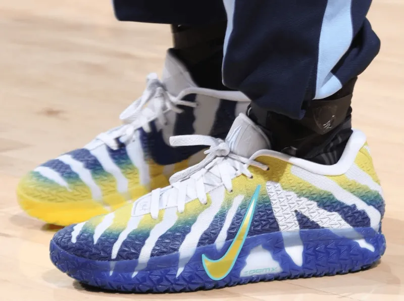 多多28官方网站-莫兰特穿着莫瑞州立大学配色JA3，得到23分12助攻3盖帽